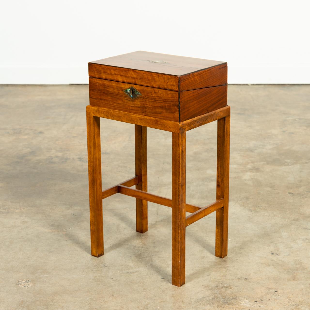 ENGLISH LAP DESK ON STAND, MOP &