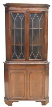 ENGLISH MAHOGANY DISPLAY CORNE