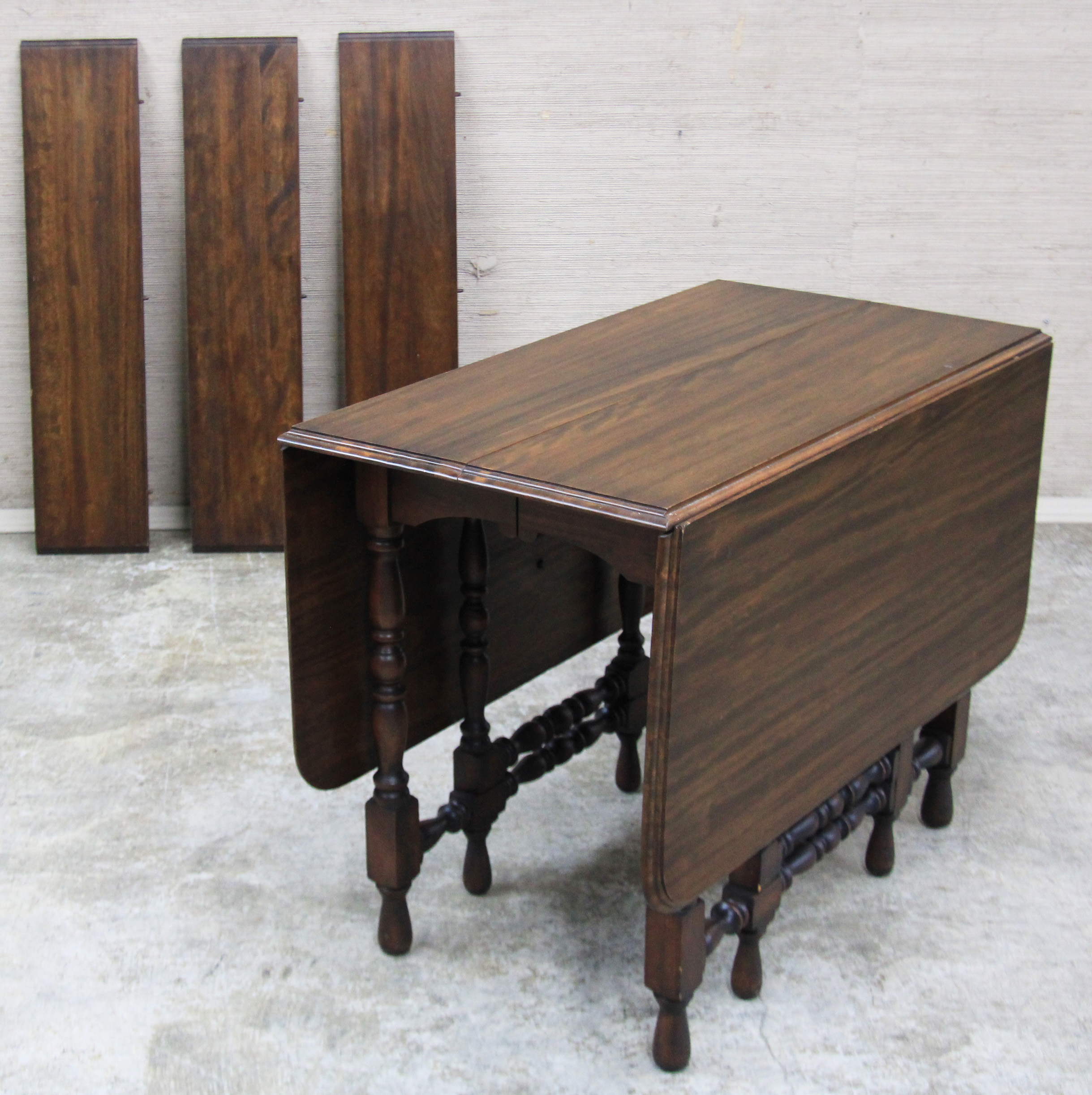 ENGLISH MAHOGANY TURNED LEG DROP