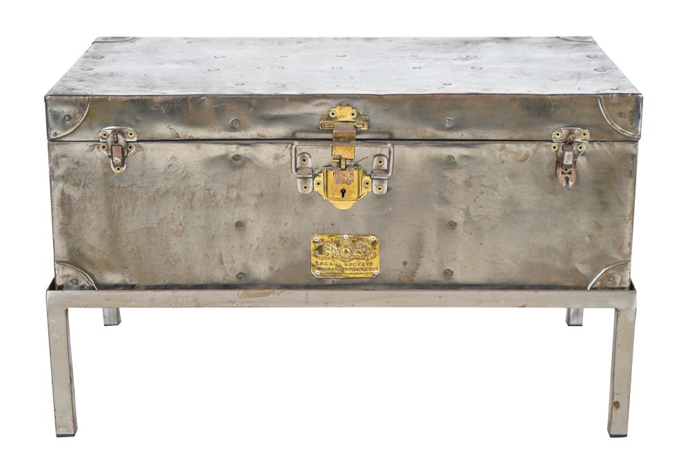 ENGLISH METAL TRUNKon a base of