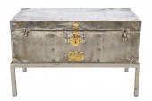 ENGLISH METAL TRUNKon a base o