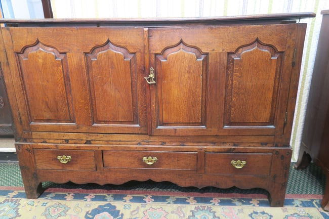 ENGLISH OAK POLISHED SIDEBOARD,