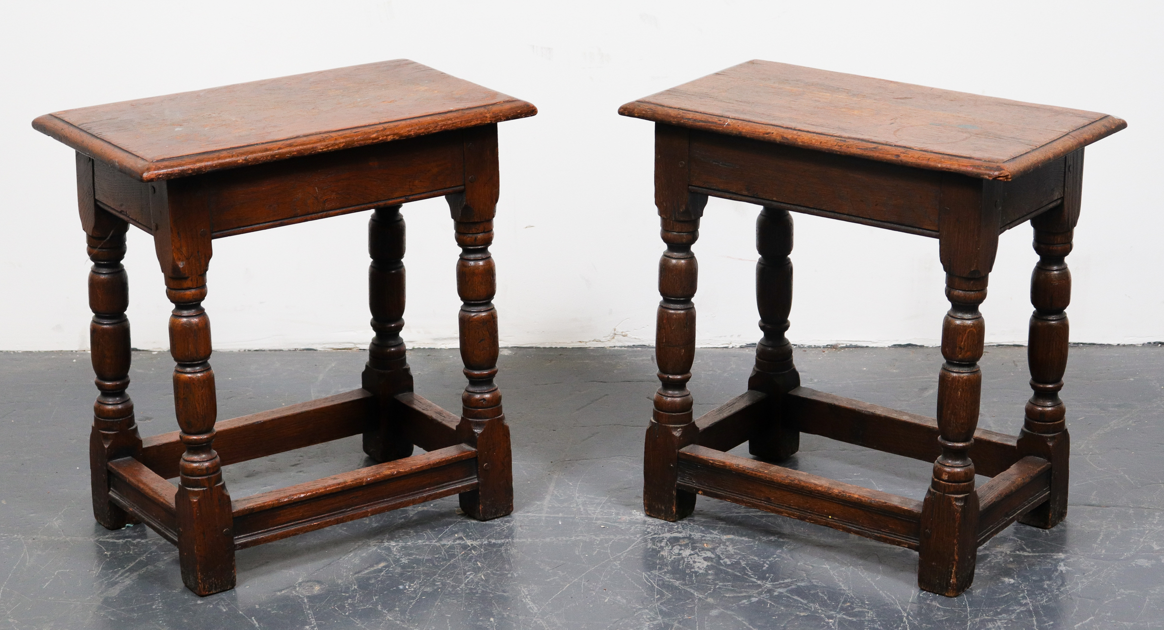 ENGLISH OAK TURNED BALUSTER LEG END
