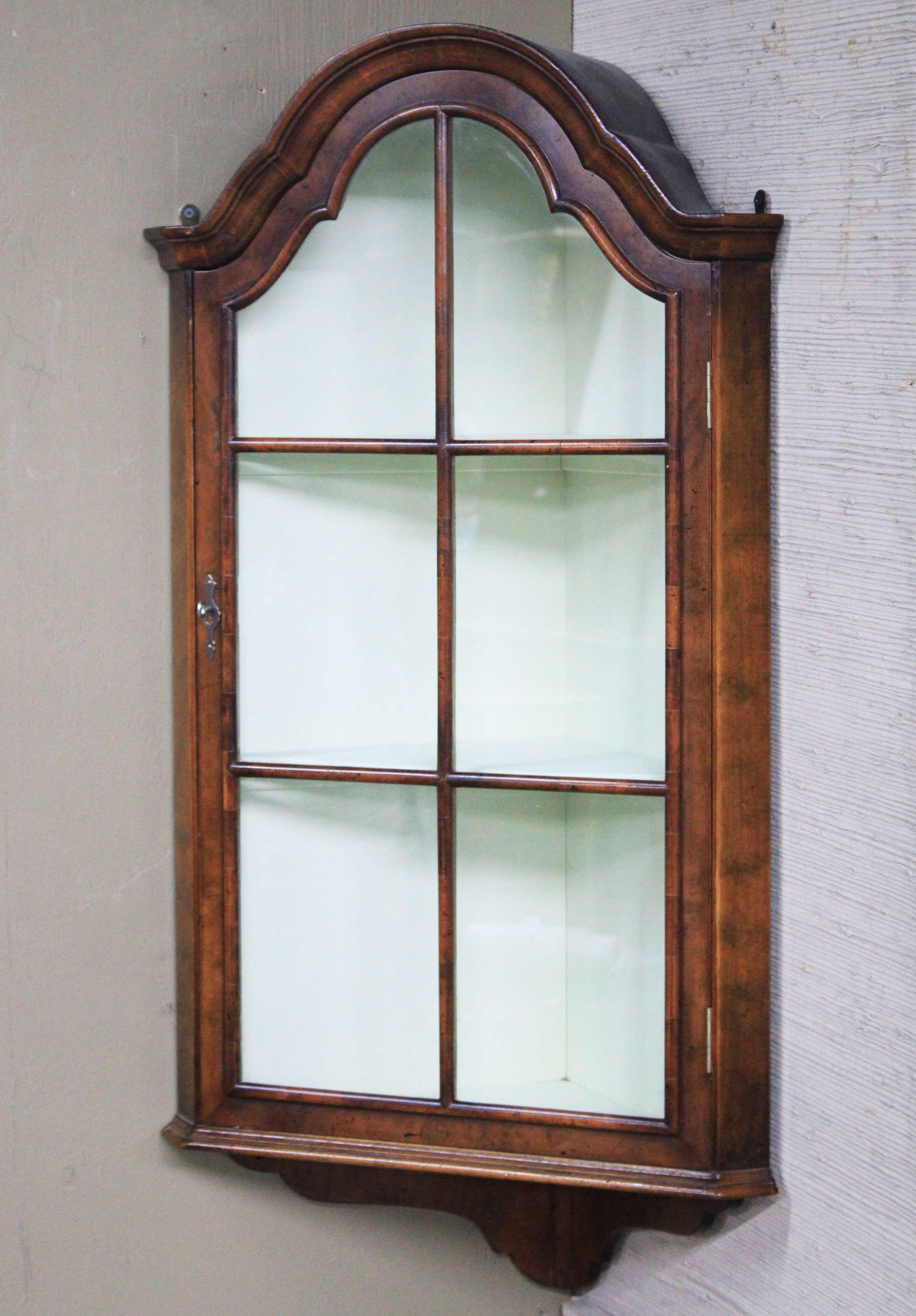ENGLISH Q.A. STYLE WALNUT HANGING