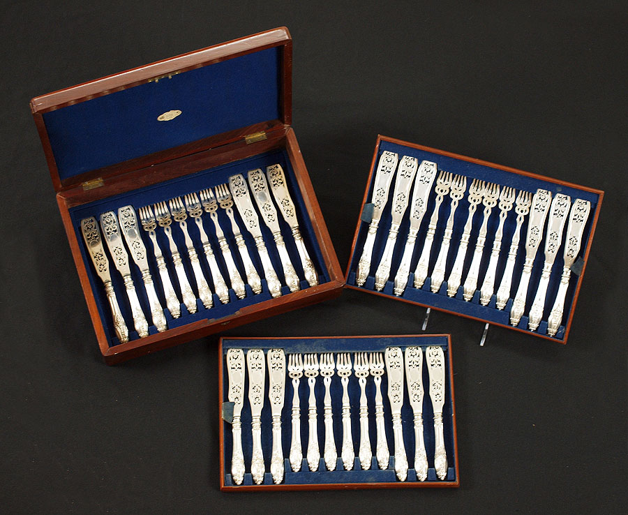 ENGLISH SILVERPLATE FISH SET IN