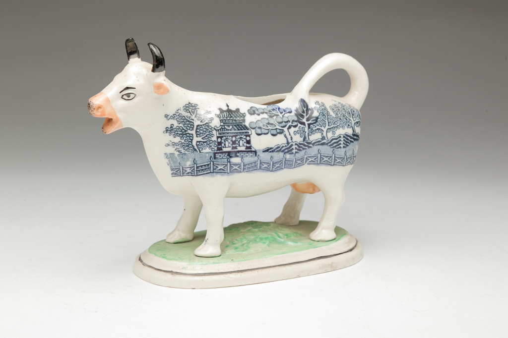ENGLISH STAFFORDSHIRE COW