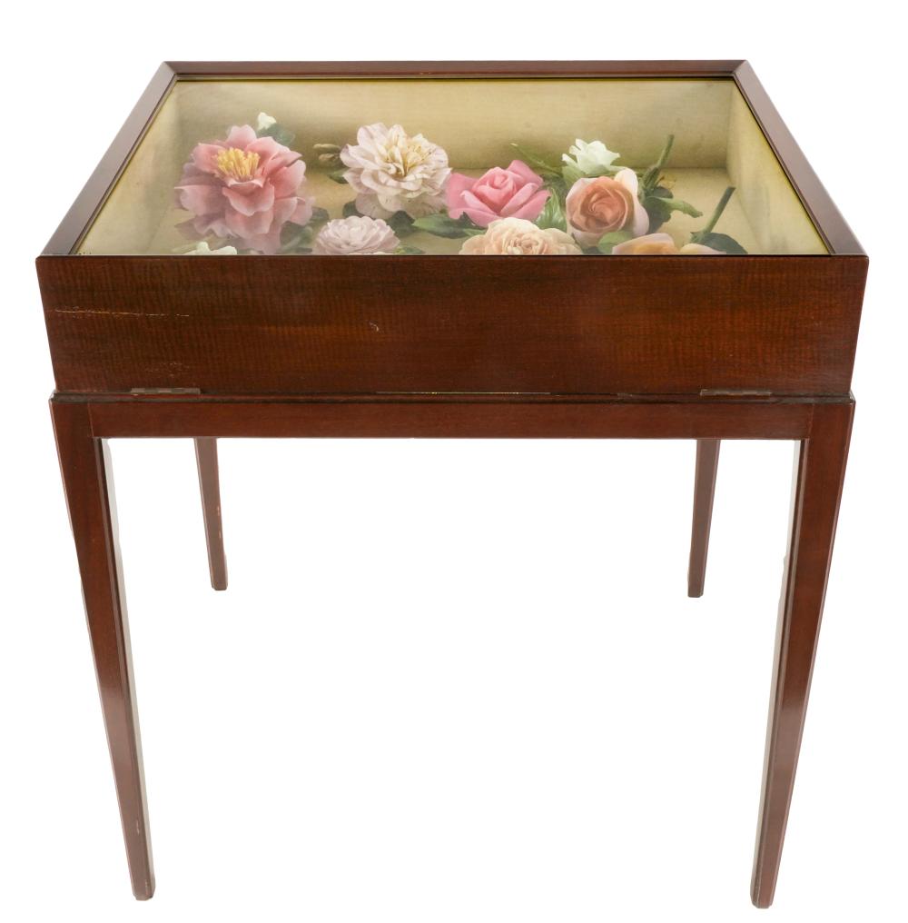 ENGLISH TABLE VITRINE & 10 BOEHM