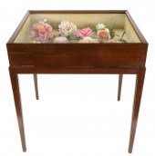 ENGLISH TABLE VITRINE & 10 BOE