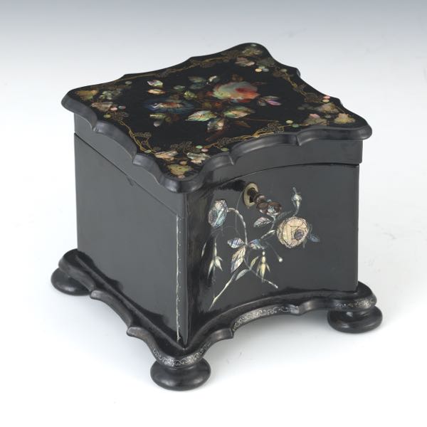 ENGLISH VICTORIAN PAPIER-MâCHé