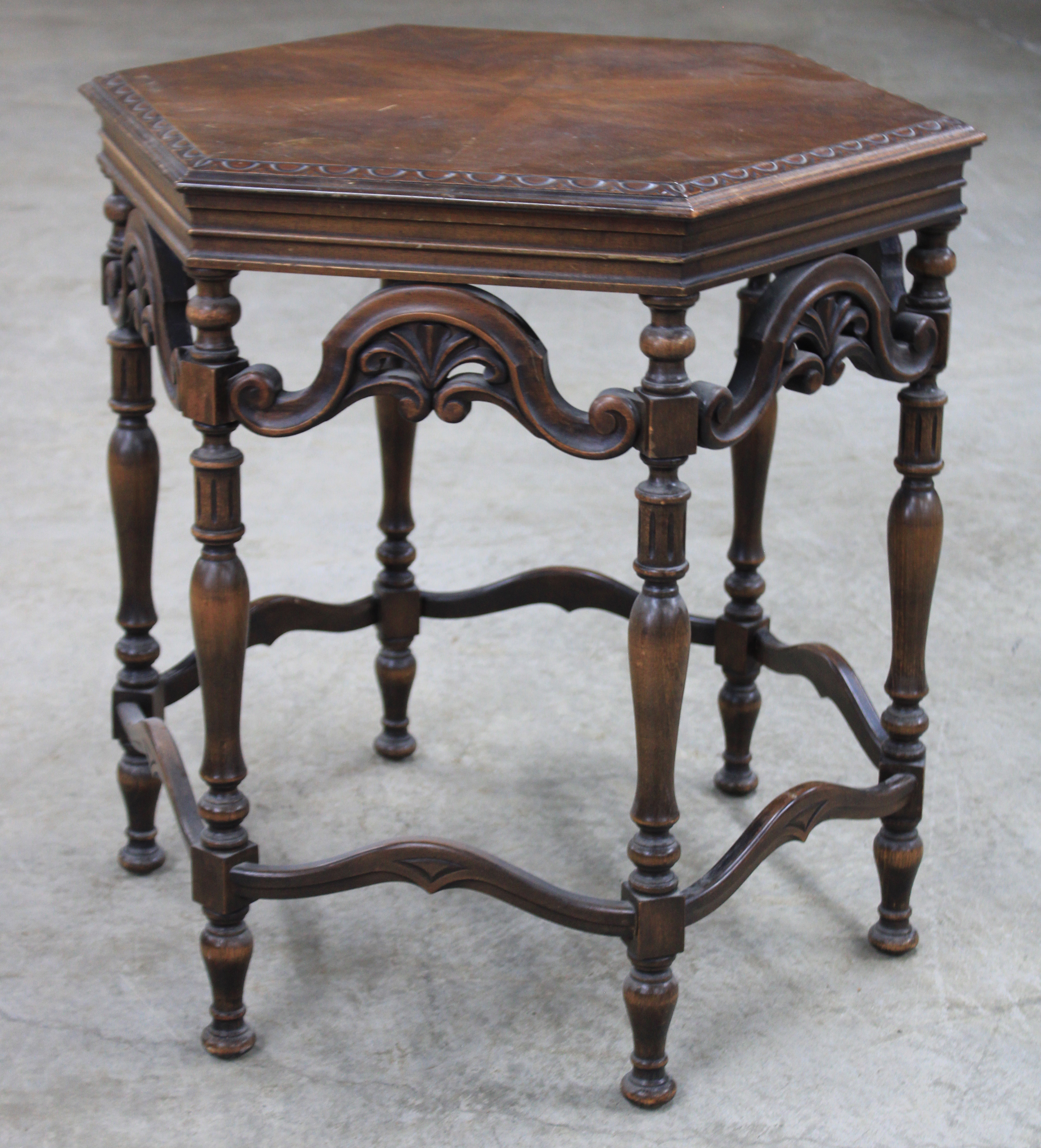 ENGLISH WALNUT TURNED LEG