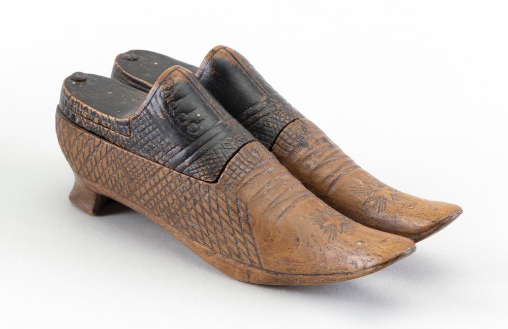 ENGLISH/CONTINENTAL SHOE-FORM TREEN