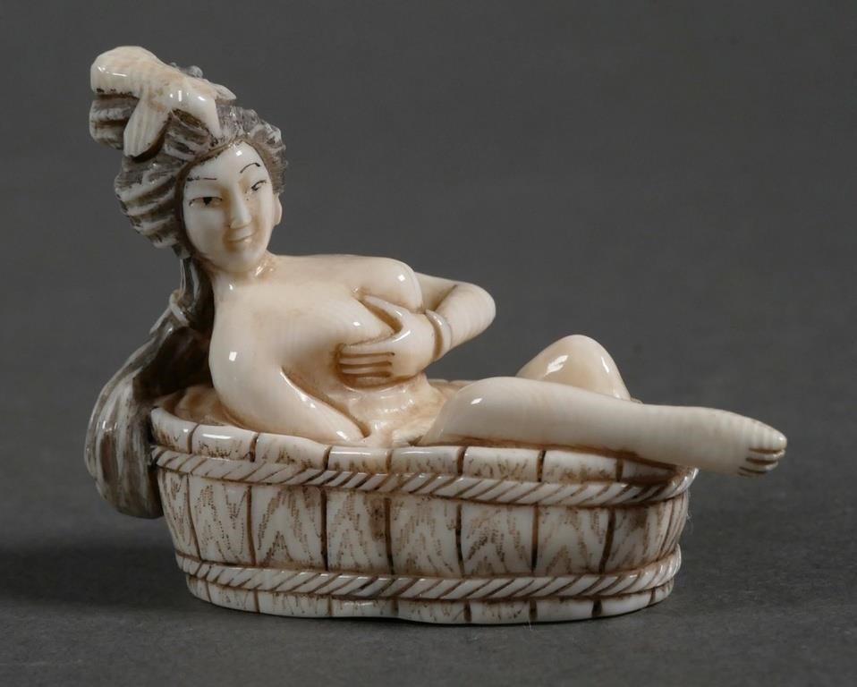 EROTIC JAPANESE WOMAN BATHING