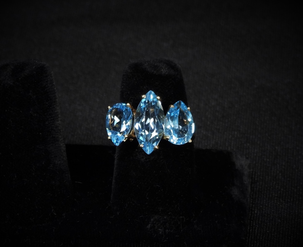 ESTATE 10K GOLD & TOPAZ RING Pale