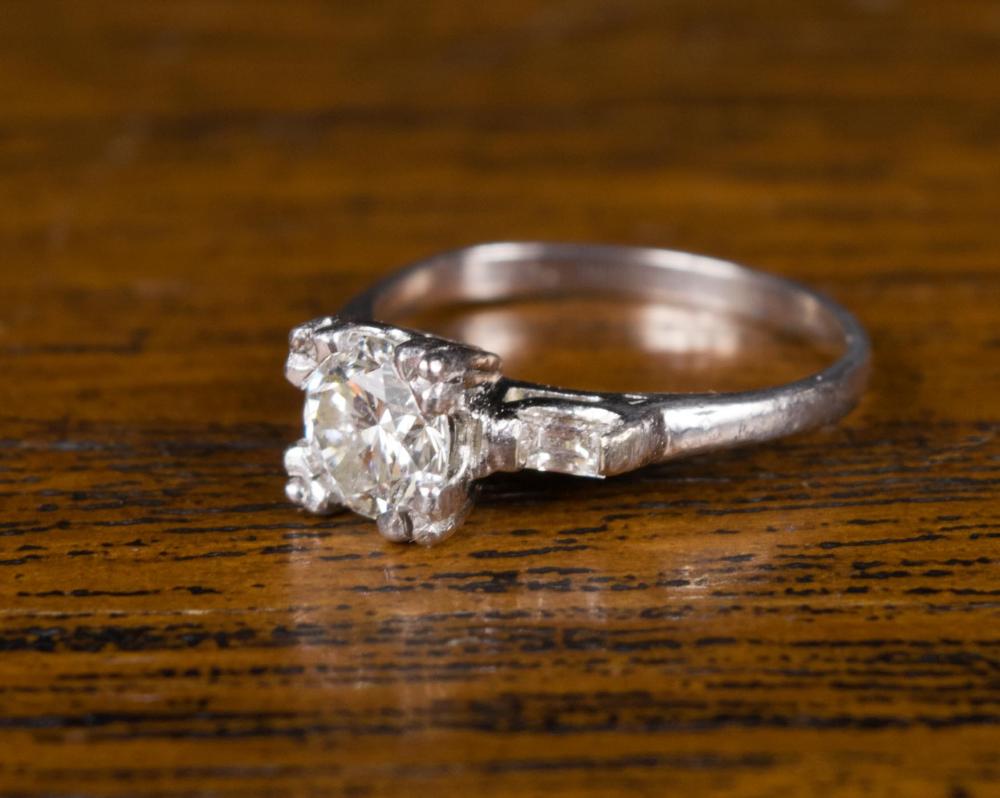 ESTATE DIAMOND AND PLATINUM RING