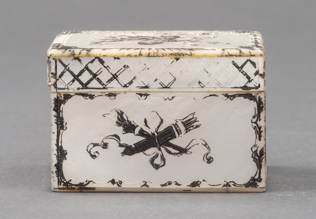 EUROPEAN MOTHER-OF-PEARL SNUFF BOX,