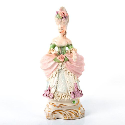 EUROPEAN PORCELAIN FIGURINEGlossy