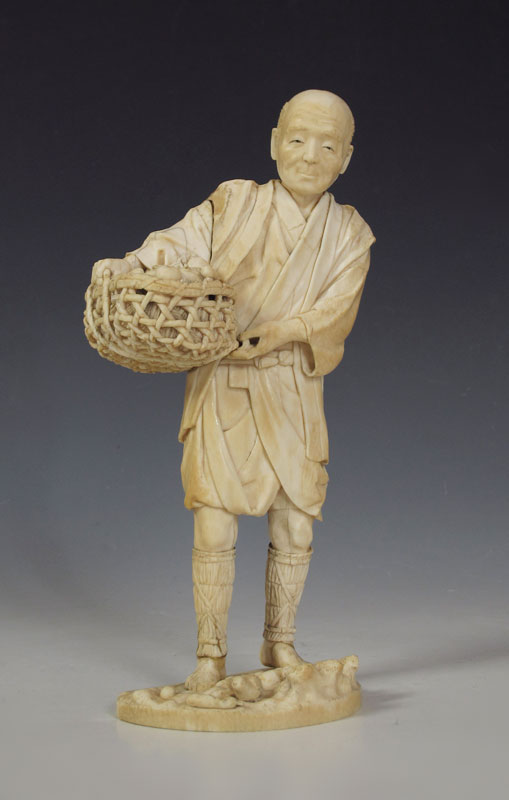 EXQUISITELY CARVED IVORY FIGURE: