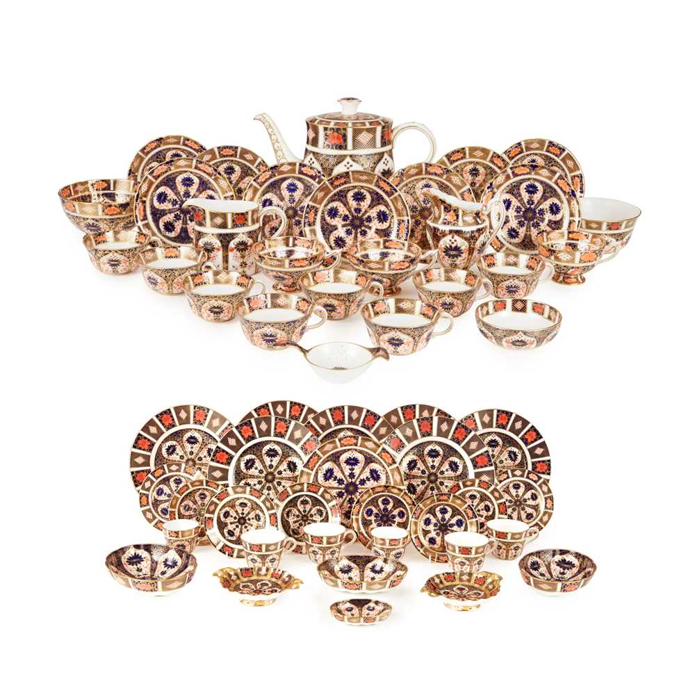 EXTENSIVE ASSEMBLED ROYAL CROWN
