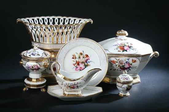 EXTENSIVE PARIS PORCELAIN PARTIAL