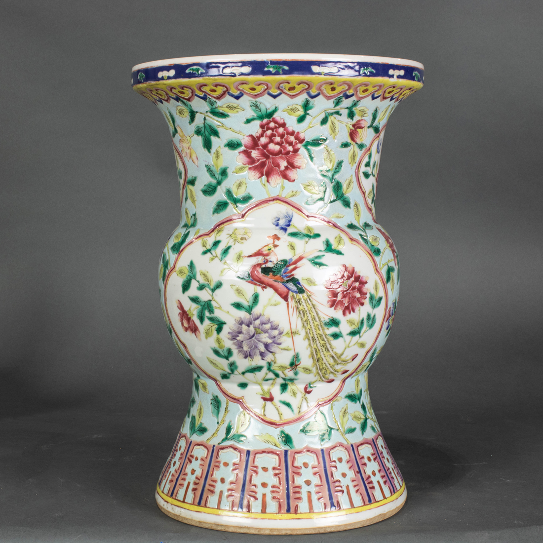 FAMILLE ROSE TRUMPET VASE Famille