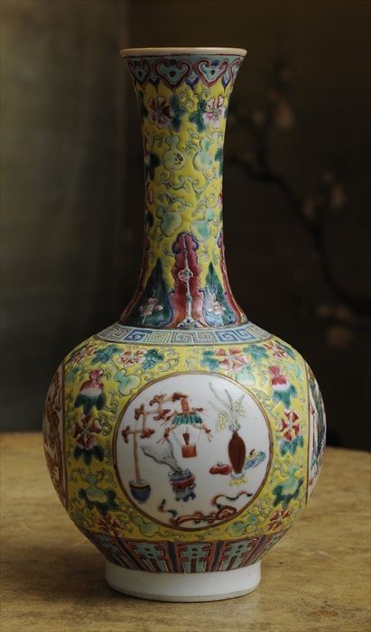 FAMILLE ROSE YELLOW-GROUND BOTTLE