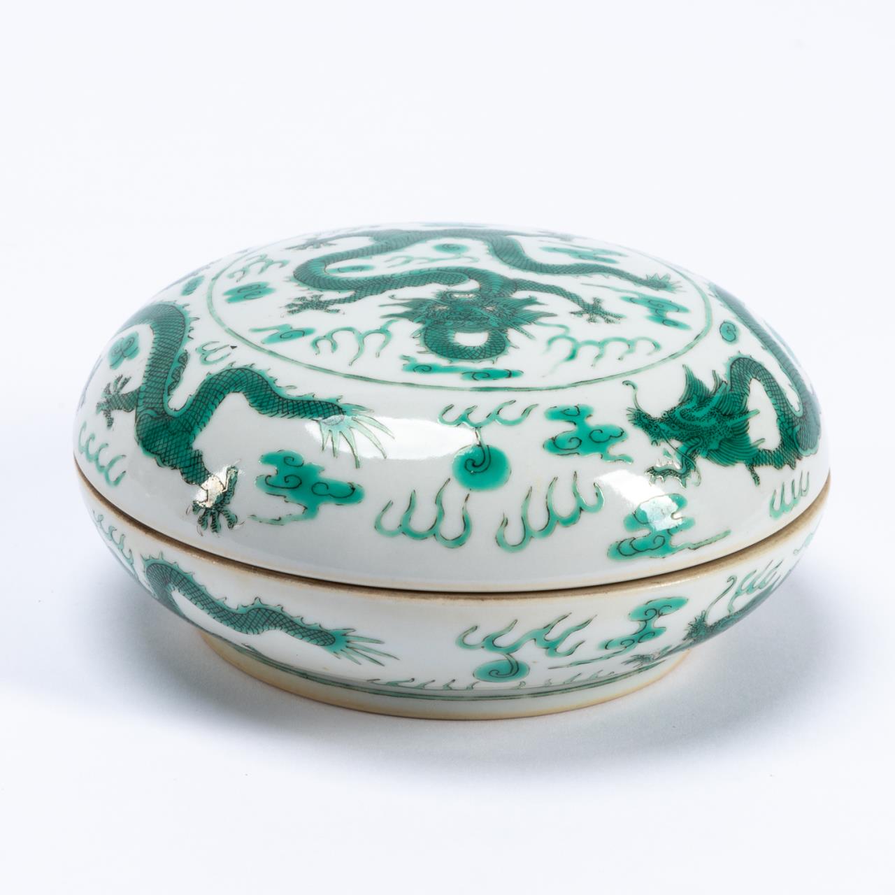 FAMILLE VERTE DRAGON MOTIF ROUND