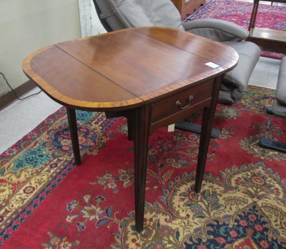 FEDERAL MAHOGANY DROP-LEAF PEMBROKE