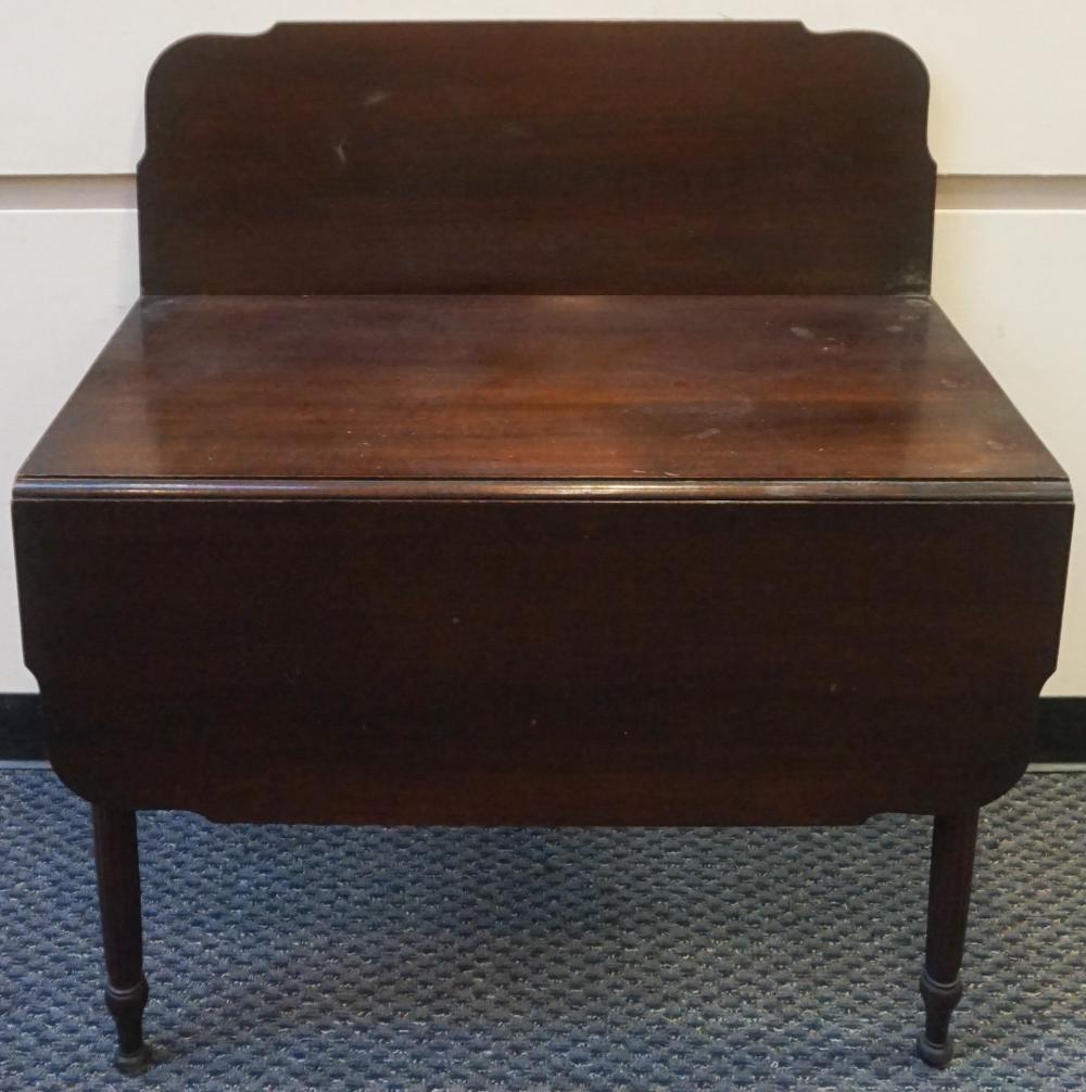 FEDERAL MAHOGANY DROP-LEAF PEMBROKE