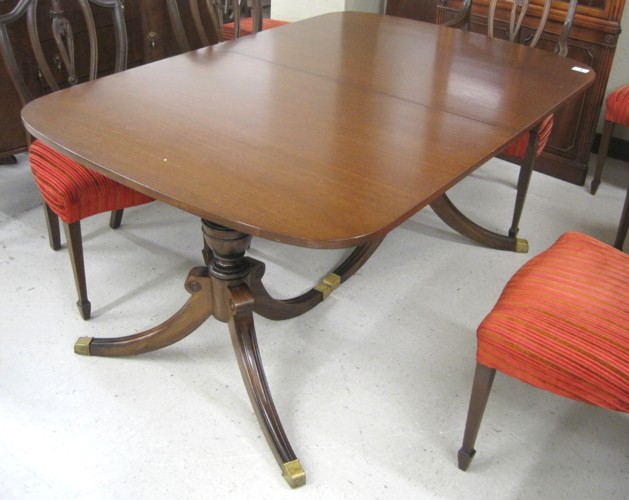 FEDERAL STYLE MAHOGANY DINING TABLE
