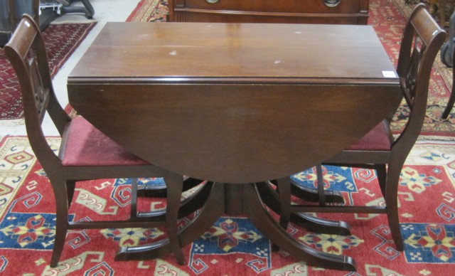 FEDERAL STYLE MAHOGANY DINING TABLE