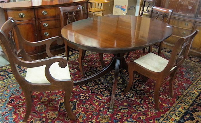 FEDERAL STYLE MAHOGANY DINING TABLE