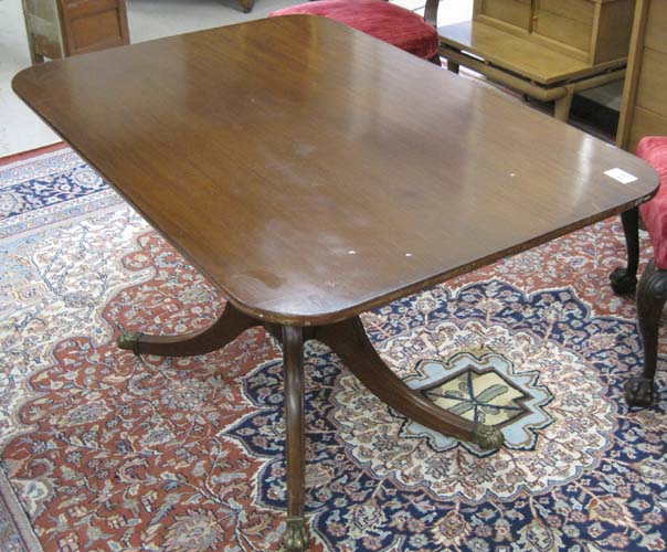 FEDERAL STYLE MAHOGANY DINING TABLE