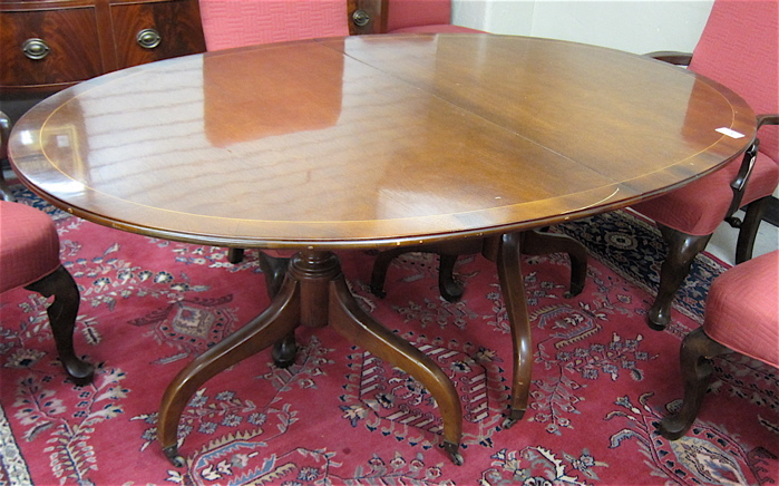 FEDERAL STYLE MAHOGANY DINING TABLE
