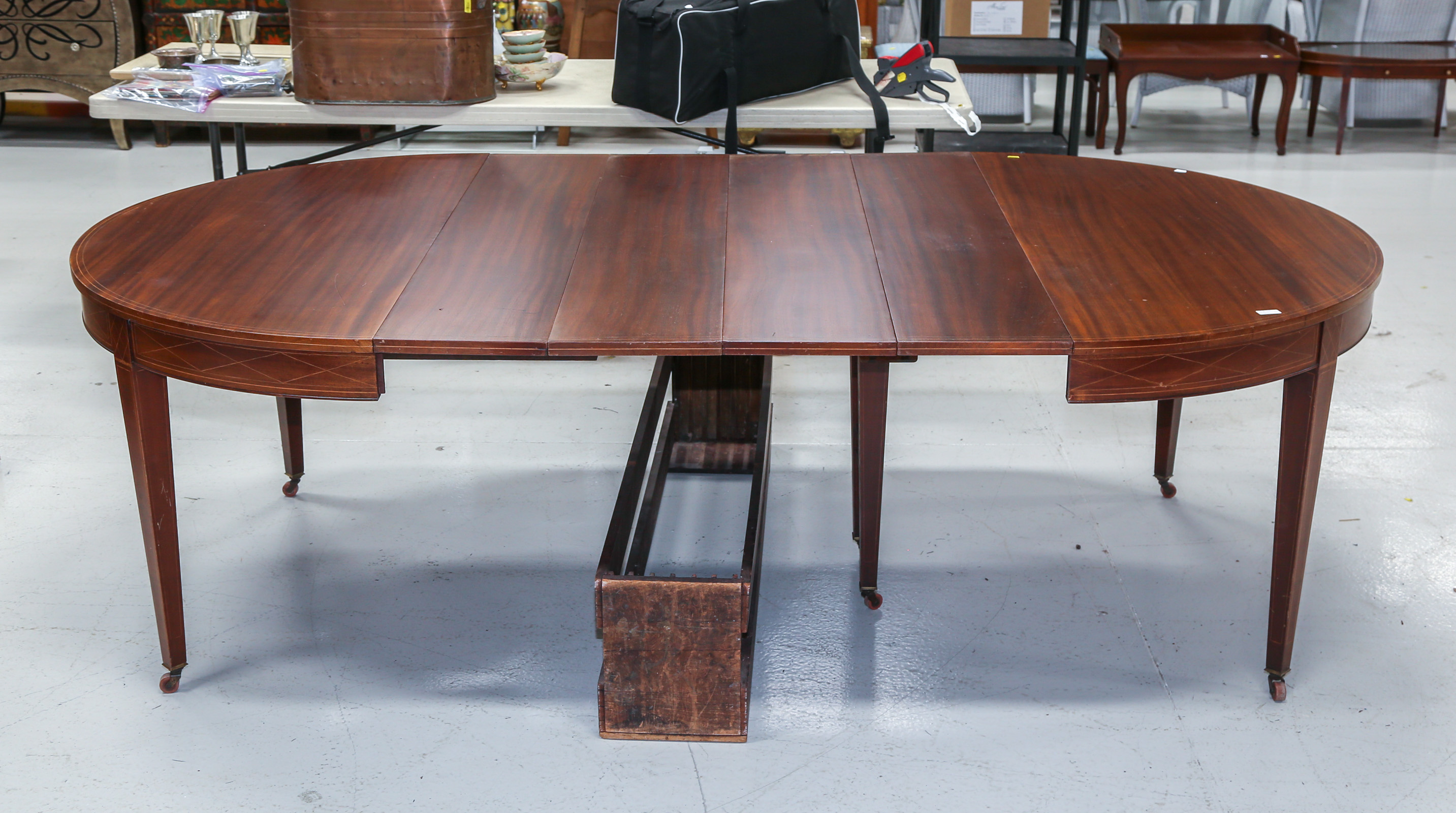 FEDERAL STYLE MAHOGANY DINING TABLE