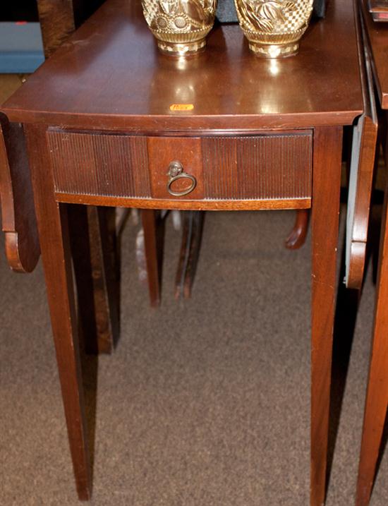 Federal style mahogany Pembroke