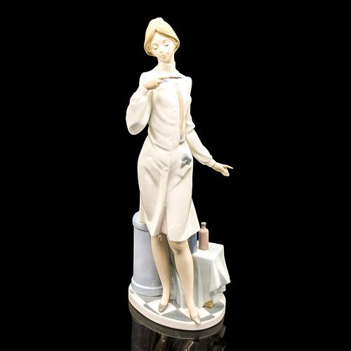FEMALE PHYSICIAN 5197 - LLADRO