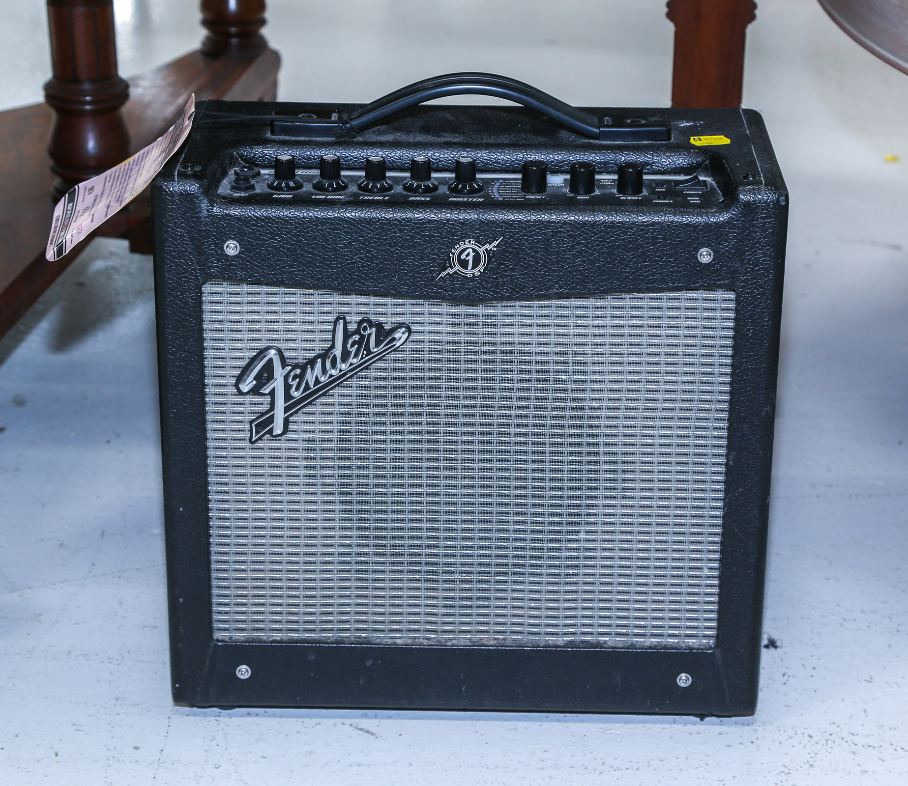 FENDER MUSTANG V2 GUITAR AMP .