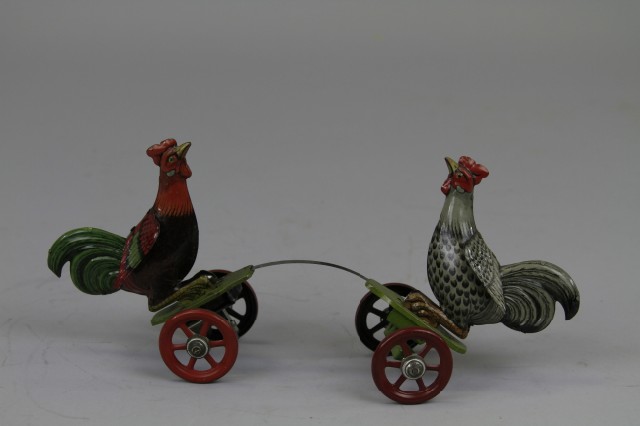 FIGHTING ROOSTERS ON PLATFORM TOY