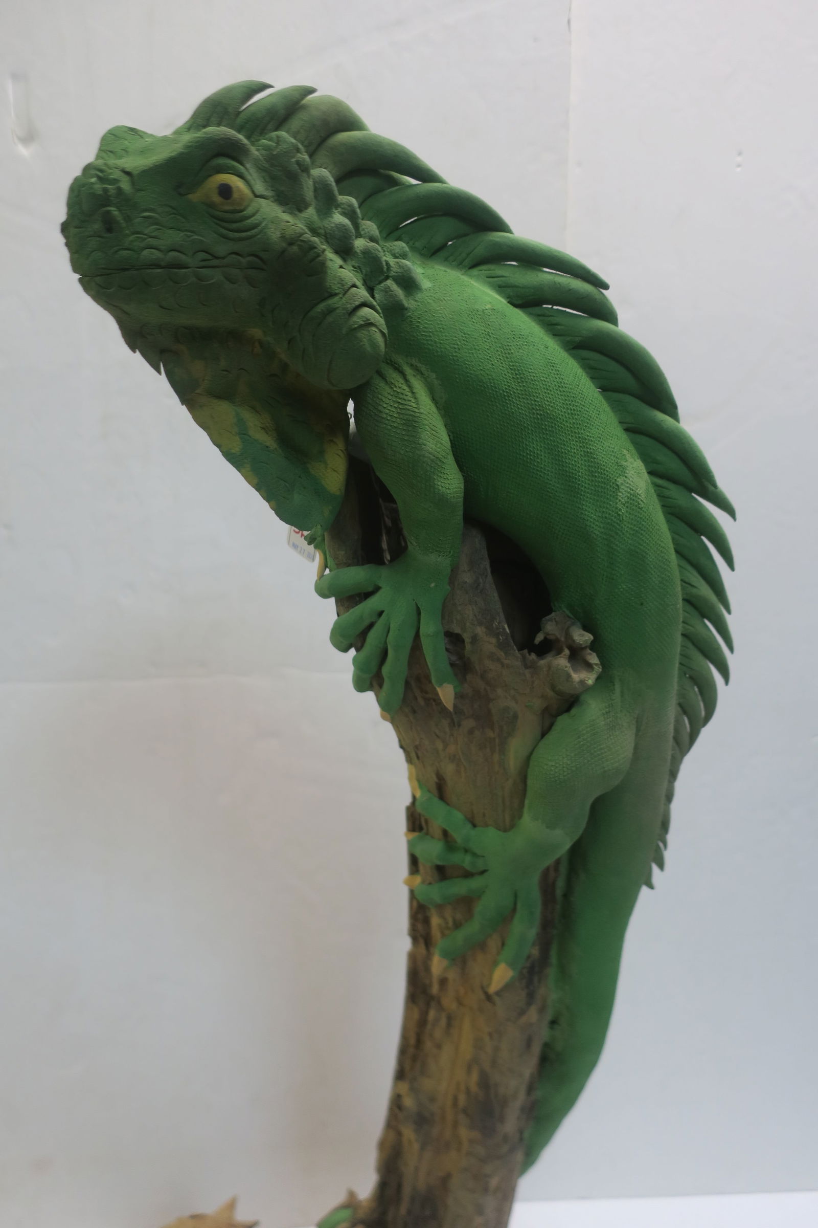 FIGURAL RESIN IGUANA ON