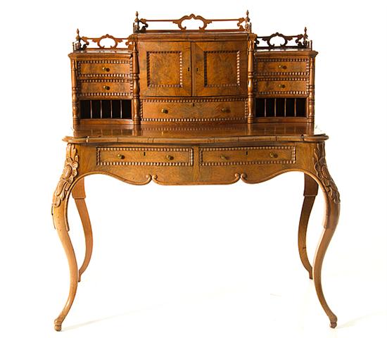 Fine American Rococo walnut