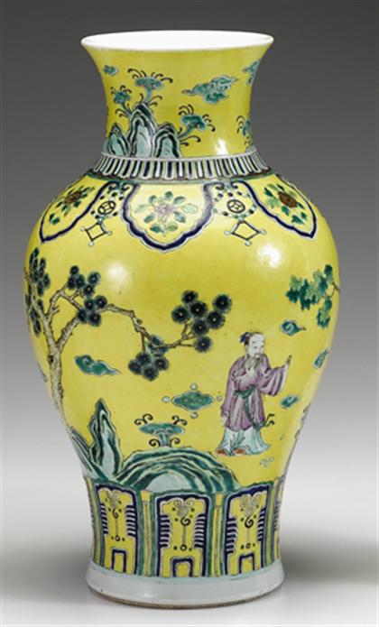 Fine and large Chinese famille