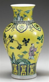 Fine and large Chinese famille