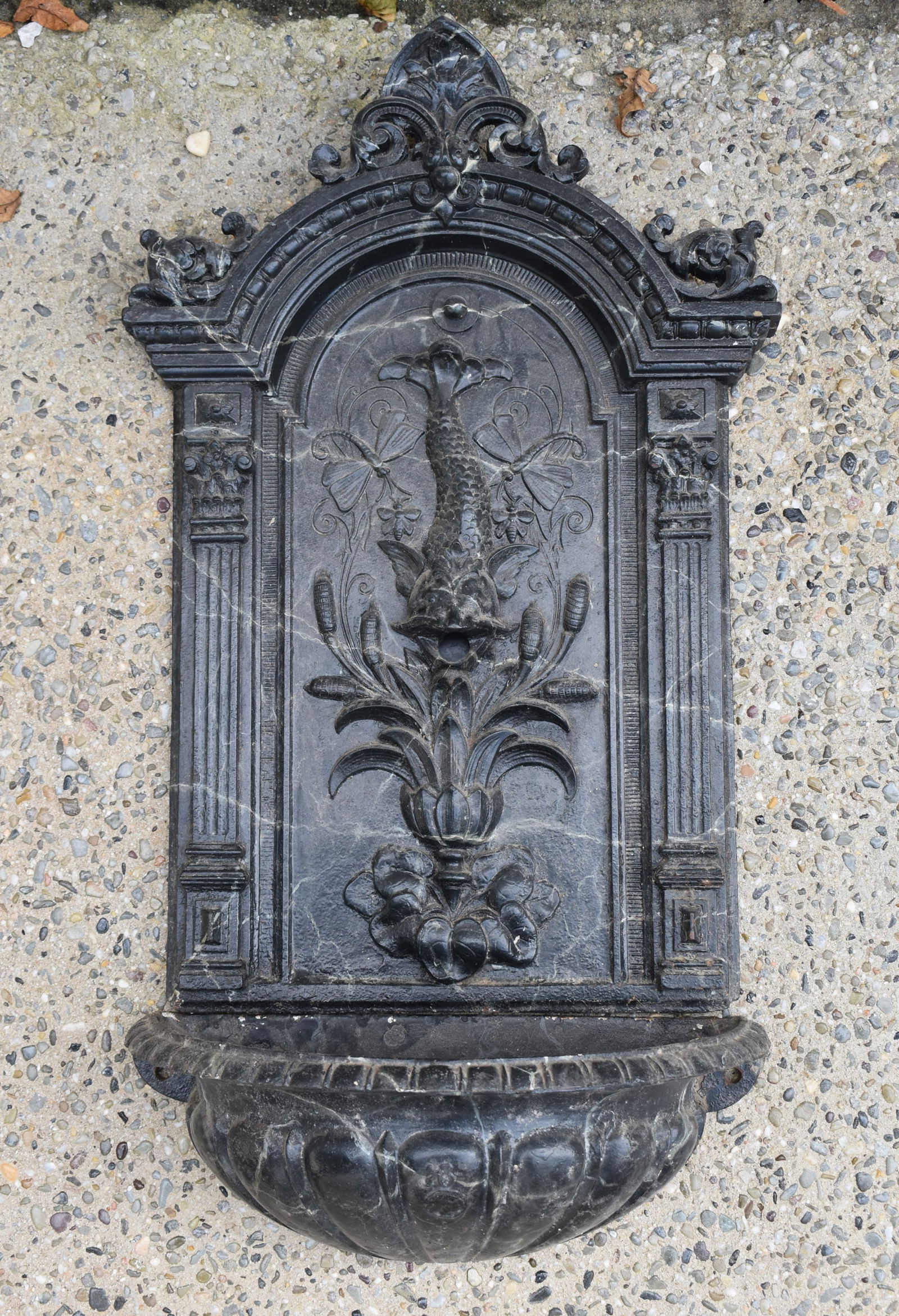 FINE ANTIQUE CAST IRON LAVABOThe