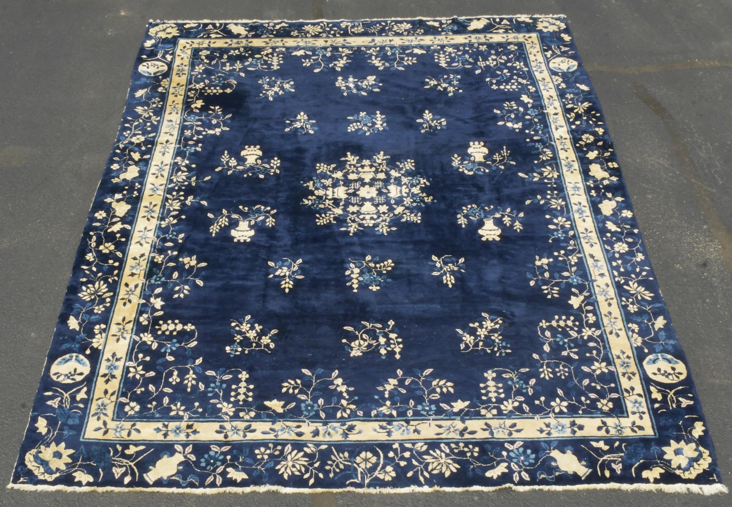 FINE ANTIQUE CHINESE ROOM SIZE RUG.