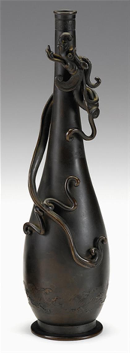 Fine Chinese bronze 'dragon' vase