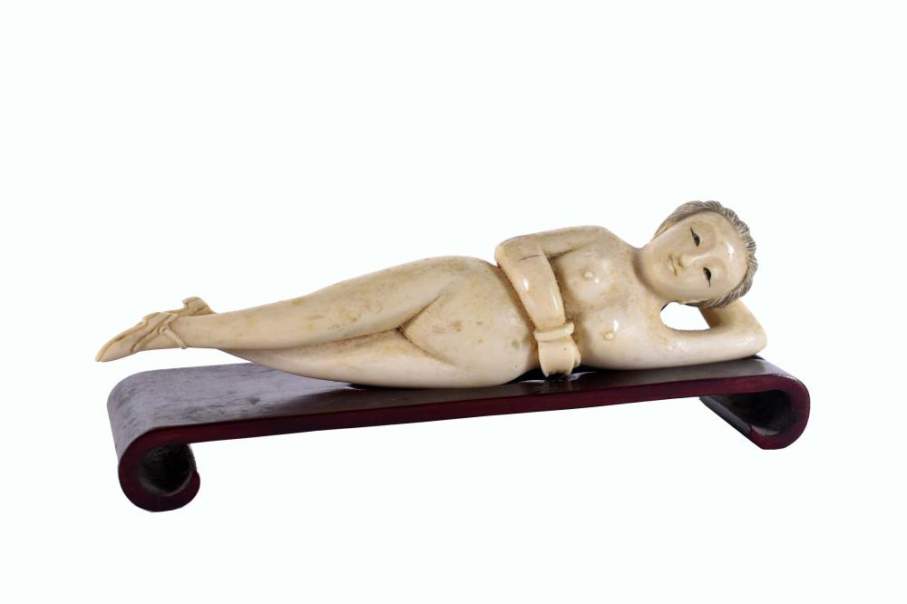 FINE CHINESE RECUMBANT NUDE DOCTORS