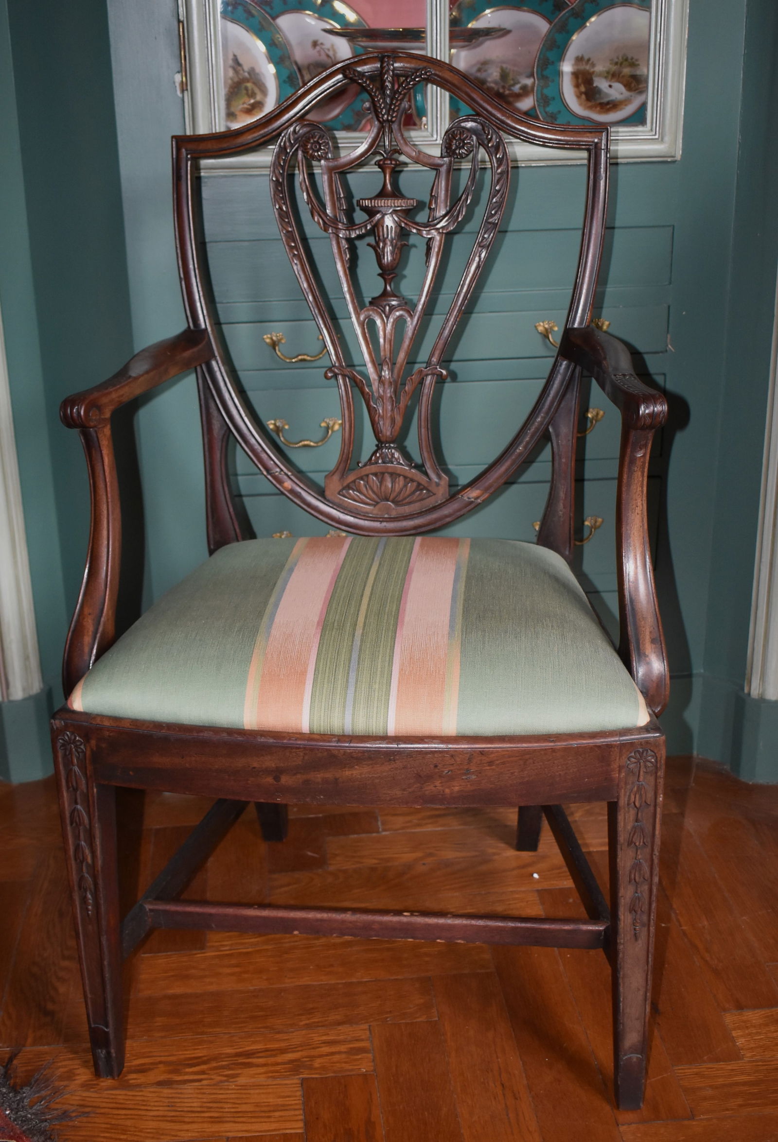 FINE ENGLISH HEPPLEWHITE MAHOGANY