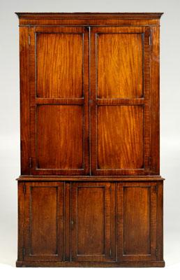 Fine Georgian mahogany gun cabinet,