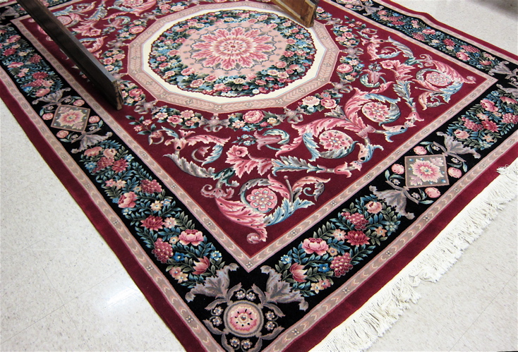 FINE HAND KNOTTED ORIENTAL CARPET a