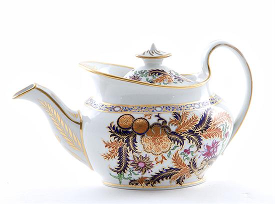 Fine New Hall porcelain teapot